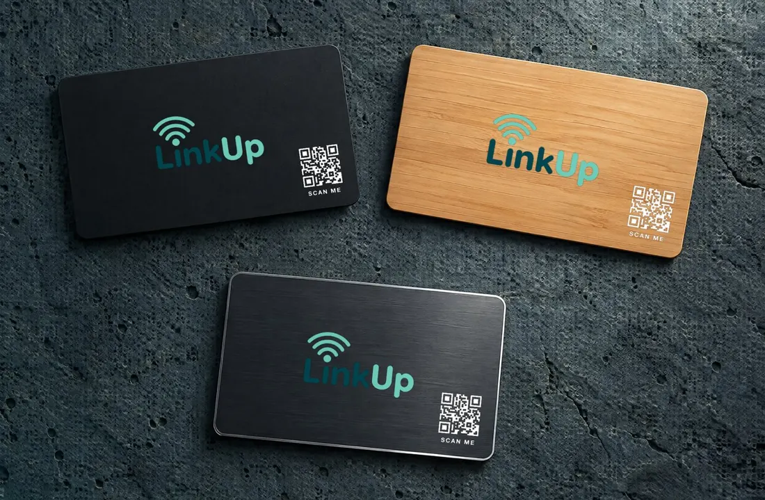 Les trois cartes LinkUp : PVC noir, bambou et métal noir, avec le logo LinkUp au centre et un QR code en bas à droite.